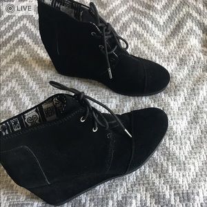 Toms new black suede wedge booties